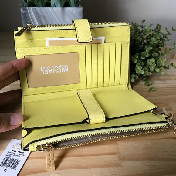 Michael Kors wallet🎈🎈 - Picture 8 of 8